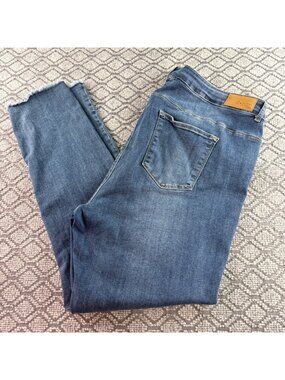Denim by Yesta Distressed Denim Ankle Length Slim Fit Jeans Size 4 Length 30